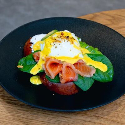 Брускетта Бриошь с лососем и авокадо в Горький по цене 939 ₽