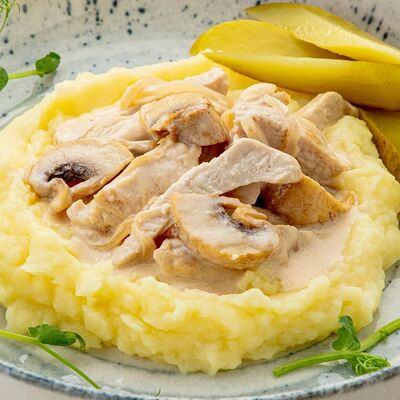 Бефстроганов из индейки с шампиньонами с картофельным пюре и маринованными огурчиками в Чили пицца по цене 750 ₽