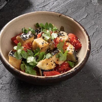 Хрустящие баклажаны со спелыми томатами и тайским соусом в Пламя и Вино по цене 640 ₽