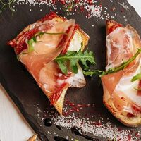 Брускетта с пармской ветчиной и сливочным сыром в Лимончини