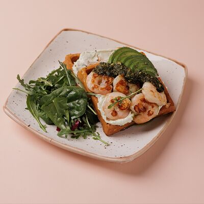 Цельнозерновые вафли с креветками, авокадо и соусом песто в Сладко Вкусно по цене 960 ₽
