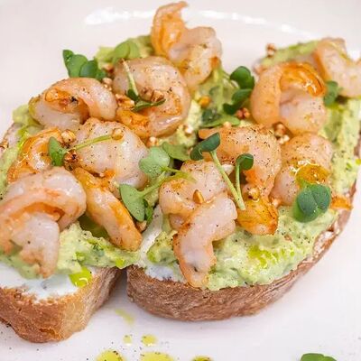 Брускетта с креветками и авокадо-васаби_ в Chester по цене 759 ₽