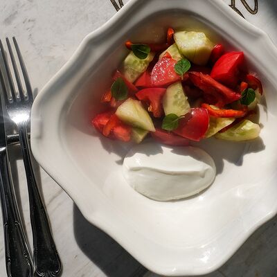 Овощной салат в Bisou Bisou Bistro по цене 370 ₽