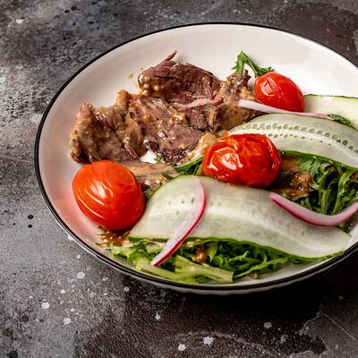 Теплый салат с ростбифом в Шоти по цене 950 ₽