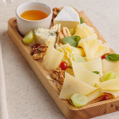 Деликатесные сыры в Wine Region по цене 2150 ₽