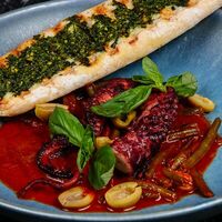 Осьминог с молодой фасолью и соусом маринарав Lure Oysterbar