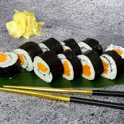 Ролл с лососем в Андеграунд Pizza & Sushi по цене 380 ₽