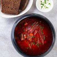 Борщ с говядиной и гренками в Березка