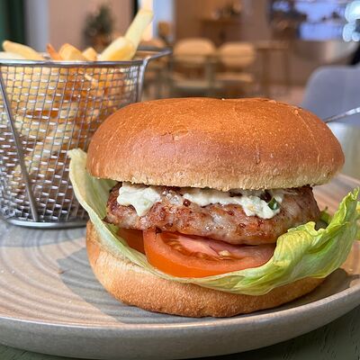 Бургер с куриной котлетой и картофелем фри в Bistro Оstro по цене 895 ₽