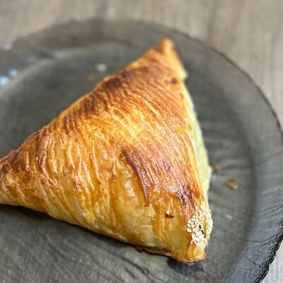 Слоеная самса с курицей и сыром в Халяль Фуд по цене 150 ₽