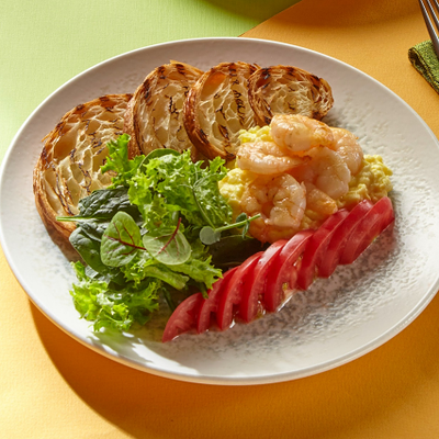 Скрембл с креветками, томатами и круассаном в Слоёнка по цене 630 ₽