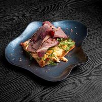 Тост из хоккайдо, пастрами, скрэмбл, рукола, сладкая горчица в Hedo