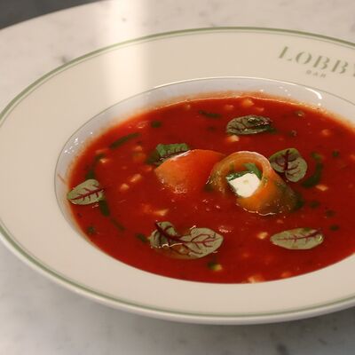Томатный суп-пюре с печеным перцем и сливочным сыром в Lobby Bar по цене 520 ₽