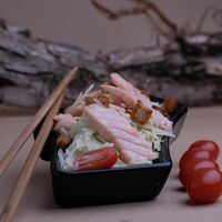 Салат Цезарь с лососем в Sushi Odi Grand