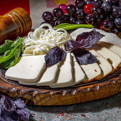 Домашние сыры: имеретинский, сулугуни, аджарский чечил, копчёный сулугуни в Хачапури по цене 670 ₽