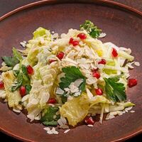 Зеленый салат с орехами в У Ханумы