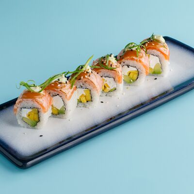Ролл опаленный с лососем и соленой карамелью в MO by Matisov по цене 909 ₽