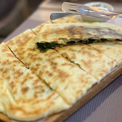 Кутабы с сыром и зеленью в Сандро по цене 720 ₽