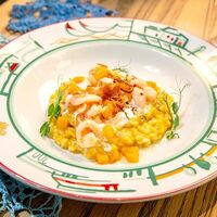 Тыквенное ризотто с тигровыми креветками и страчателлойв Mama Roma