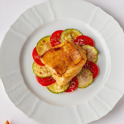 Филе судака с запеченными овощами и сливочно-томатным соусом в Leto по цене 1640 ₽