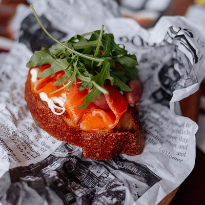 Брускетта с лососем и сыром Страчателлав Охара по цене 670 ₽