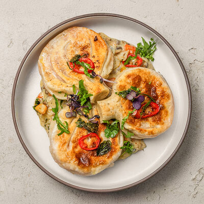 Жареные хинкали с бататом и грибами в сливочном соусе в Лали Бистро по цене 710 ₽