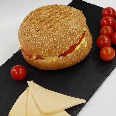 Гамбургер Сырный в В маринаде по цене 254 ₽