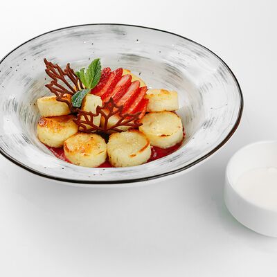 Мини-сырники с клубничным кули и сезонной ягодой в Семейный ресторан Пироги по цене 541 ₽