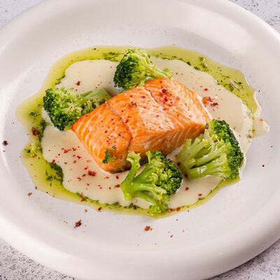 Стейк из лосося с брокколи в винном соусе в Близкие по цене 770 ₽