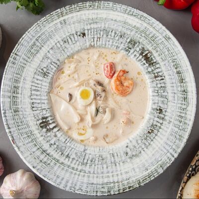 Сливочный суп с морепродуктами и томатами в Куркума по цене 790 ₽