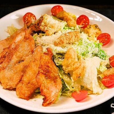 Цезарь с курицей в Рестобар Литера по цене 590 ₽