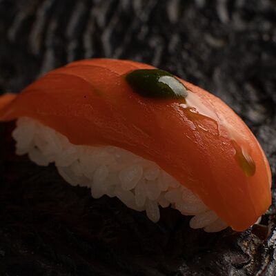 Суши Лосось с дрессингом из зелени в Asian Hands по цене 552 ₽