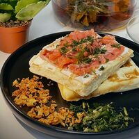 Венские вафли с лососем и крем-чизом в Кафе 737