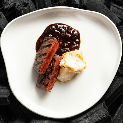 Вырезка оленья с топинамбуром и брусничным соусом в Dodici Grill по цене 2050 ₽