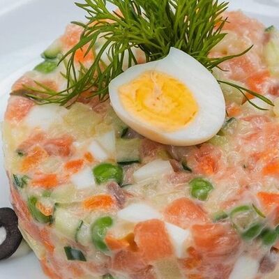 Салат Оливье с слабосолёной форелью в У Ханумы по цене 430 ₽