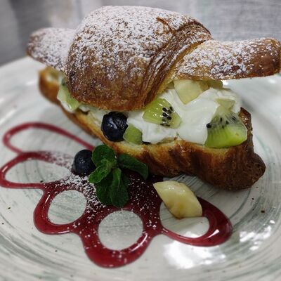 Теплый круассан с сезонными фруктами в Столица по цене 550 ₽