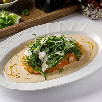 Котолетта Алла Миланезе из цыпленка с соусом Тоннато в Salone Pasta & Bar по цене 1490 ₽