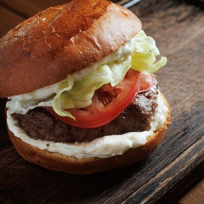 Бургер Blue cheese с бифштексом из мраморной говядины в Первый сырный бар Friends по цене 750 ₽