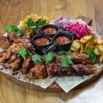 Шикарная поляна из мяса с овощами в Грузинскоебистро Каха по цене 3424 ₽