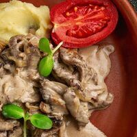 Бефстроганов с картофельным пюре в Аджария