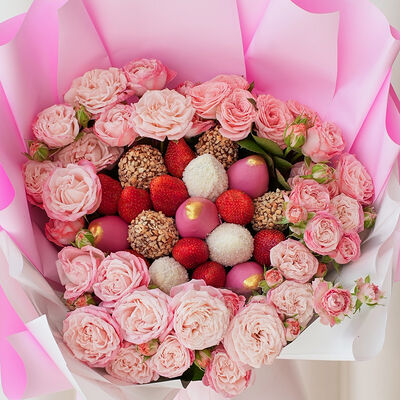 Букет клубники в шоколаде с кустовыми розами #52в SOK - клубника в шоколаде по цене 7990 ₽