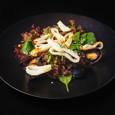 Салат с морепродуктами и соусом цитрон в Кабуки по цене 510