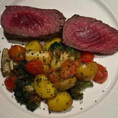Филе-миньон, запеченные овощи, перечный соус в Osteria by Mandy's по цене 2650 ₽