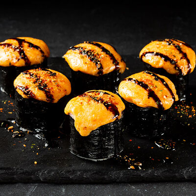 Запеченный ролл с угрем и курицей в Шикари по цене 340