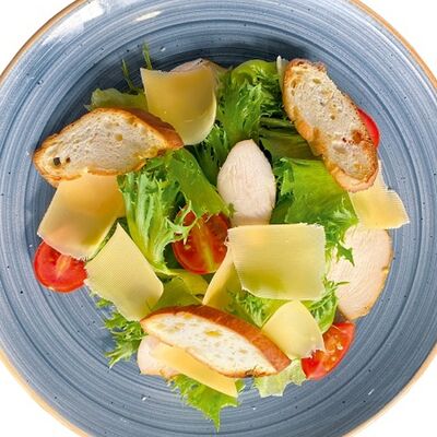 Салат Цезарь с курочкой в Блинная для друзей по цене 608 ₽