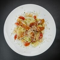 Салат цезарь королевский в La Piazza