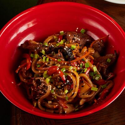 Лапша с говядиной и соусом Тай BBQ в Рамен с уткой по цене 950 ₽