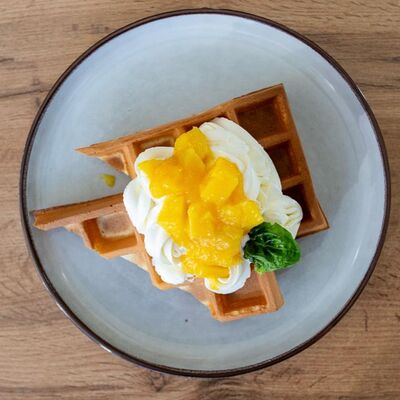 Вафля Манго, крем чиз в Кофе и Вафли по цене 470 ₽