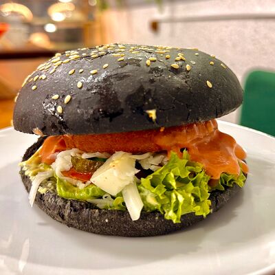 Бургер в черной булке с говядинойв Gilam Food по цене 560 ₽