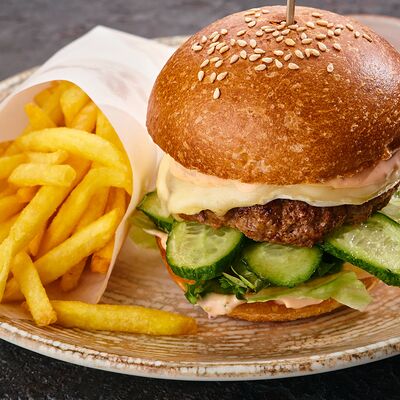 Бургер с фри в Only Wine по цене 1290 ₽